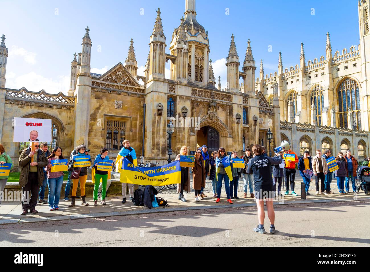 12. März 2022 - Cambridge, Großbritannien, Protestierende, die vor dem King's College gegen die russische Invasion in der Ukraine protestieren Stockfoto
