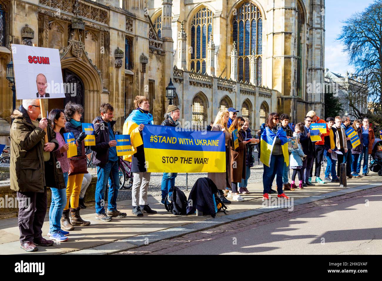 12. März 2022 - Cambridge, Großbritannien, Protestierende, die vor dem King's College gegen die russische Invasion in der Ukraine protestieren Stockfoto