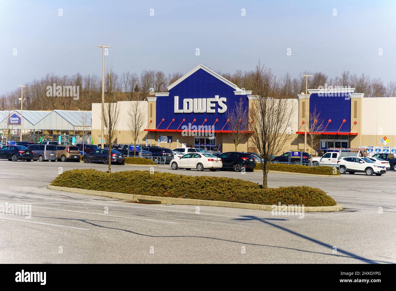 York, PA, USA - 16. Februar 2022: Lowe’s ist eine Baumkerkette, die Hardware und Baubedarf verkauft. Stockfoto