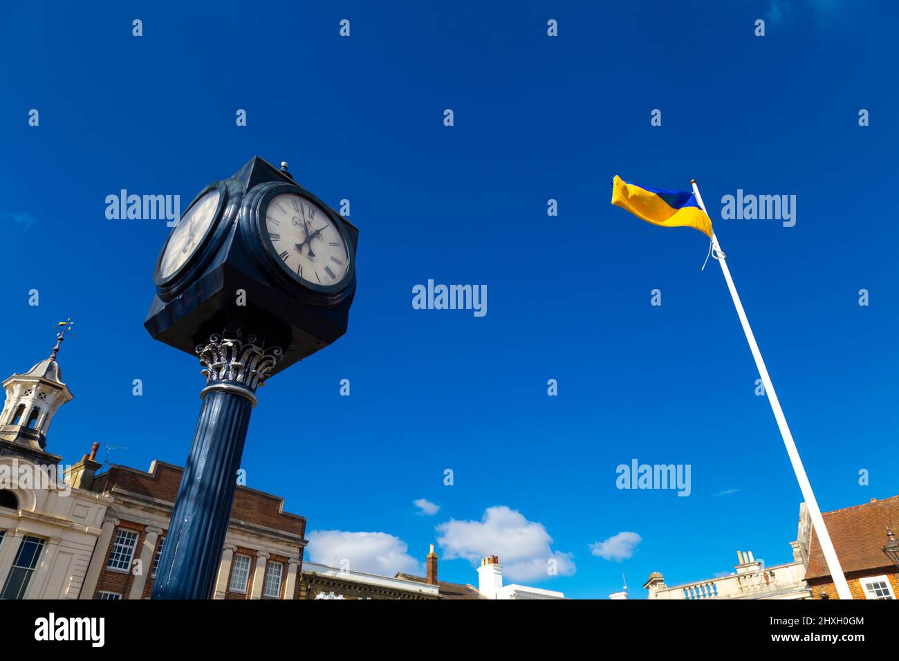 7. März 2022 - Hitchin, Großbritannien, ukrainische Flagge auf dem Marktplatz in Hitchin, die Unterstützung gegen die russische Invasion in der Ukraine zeigt Stockfoto