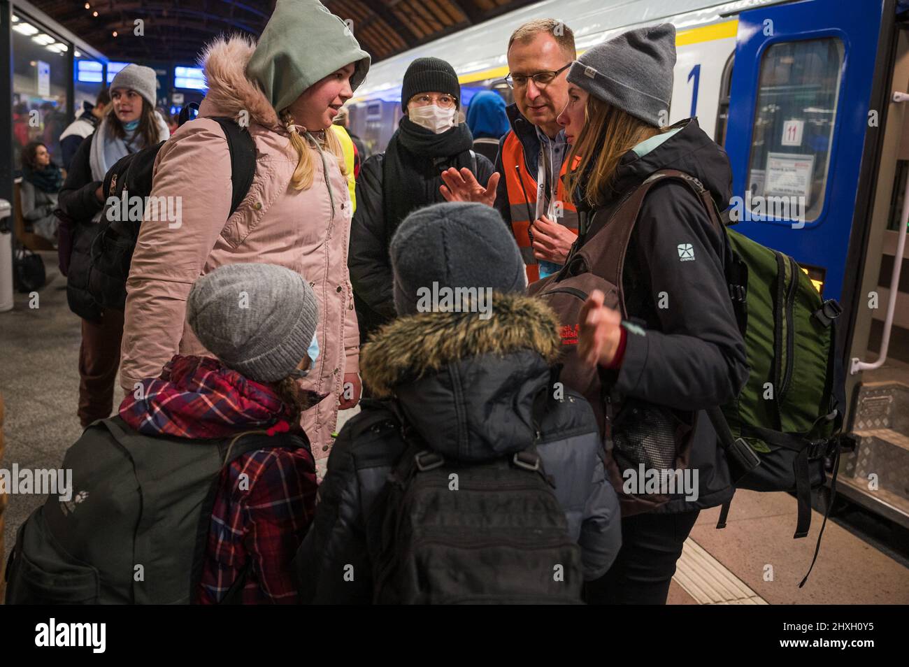 BRESLAU, POLEN - 11. MÄRZ 2022: Hilfe für Kriegsflüchtlinge aus der Ukraine am Bahnhof in Wrocław organisiert. Im Bild polnische Freiwillige helfen Refu Stockfoto
