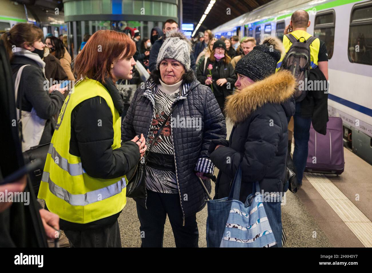 BRESLAU, POLEN - 11. MÄRZ 2022: Hilfe für Kriegsflüchtlinge aus der Ukraine am Bahnhof in Wrocław organisiert. Im Bild polnische Freiwillige helfen Refu Stockfoto