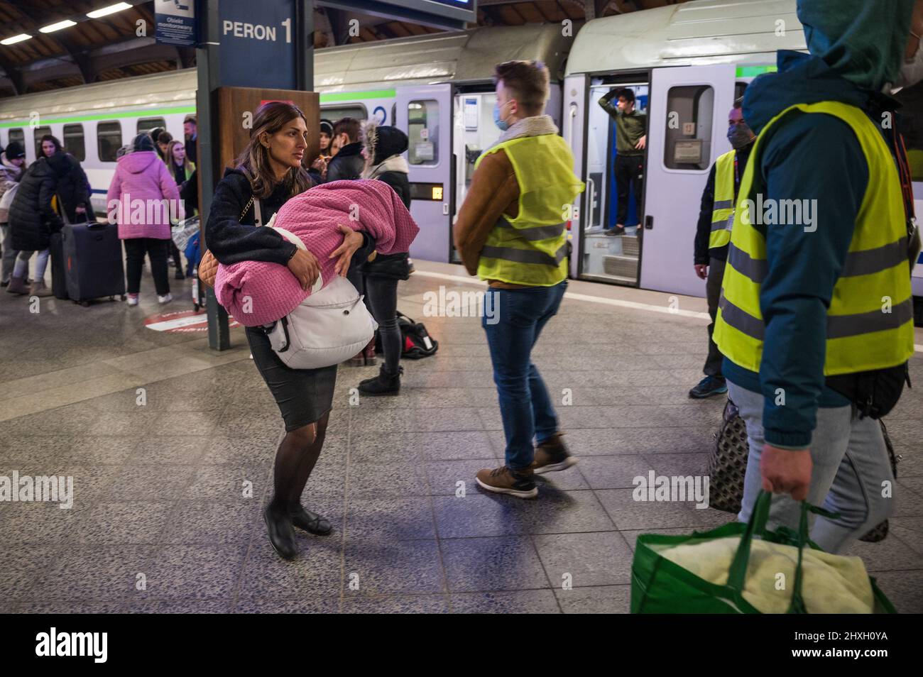 BRESLAU, POLEN - 11. MÄRZ 2022: Hilfe für Kriegsflüchtlinge aus der Ukraine am Bahnhof in Wrocław organisiert. Im Bild polnische Freiwillige helfen Refu Stockfoto