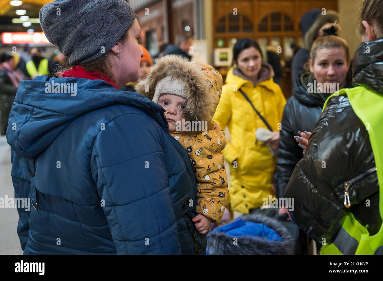 BRESLAU, POLEN - 11. MÄRZ 2022: Hilfe für Kriegsflüchtlinge aus der Ukraine am Bahnhof in Wrocław organisiert. Im Bild polnische Freiwillige helfen Refu Stockfoto