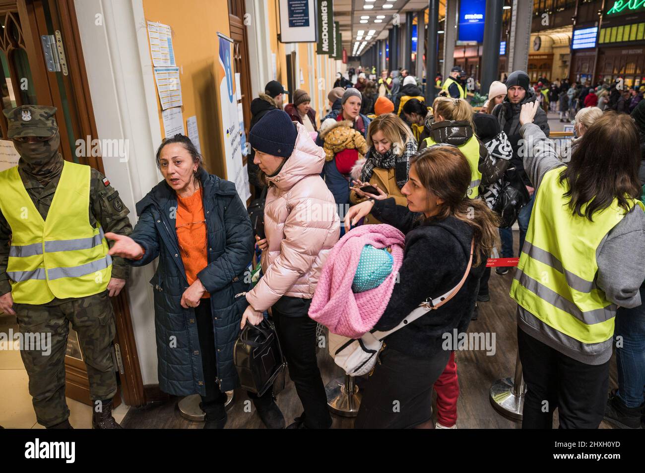 BRESLAU, POLEN - 11. MÄRZ 2022: Hilfe für Kriegsflüchtlinge aus der Ukraine am Bahnhof in Wrocław organisiert. Im Bild polnische Freiwillige helfen Refu Stockfoto