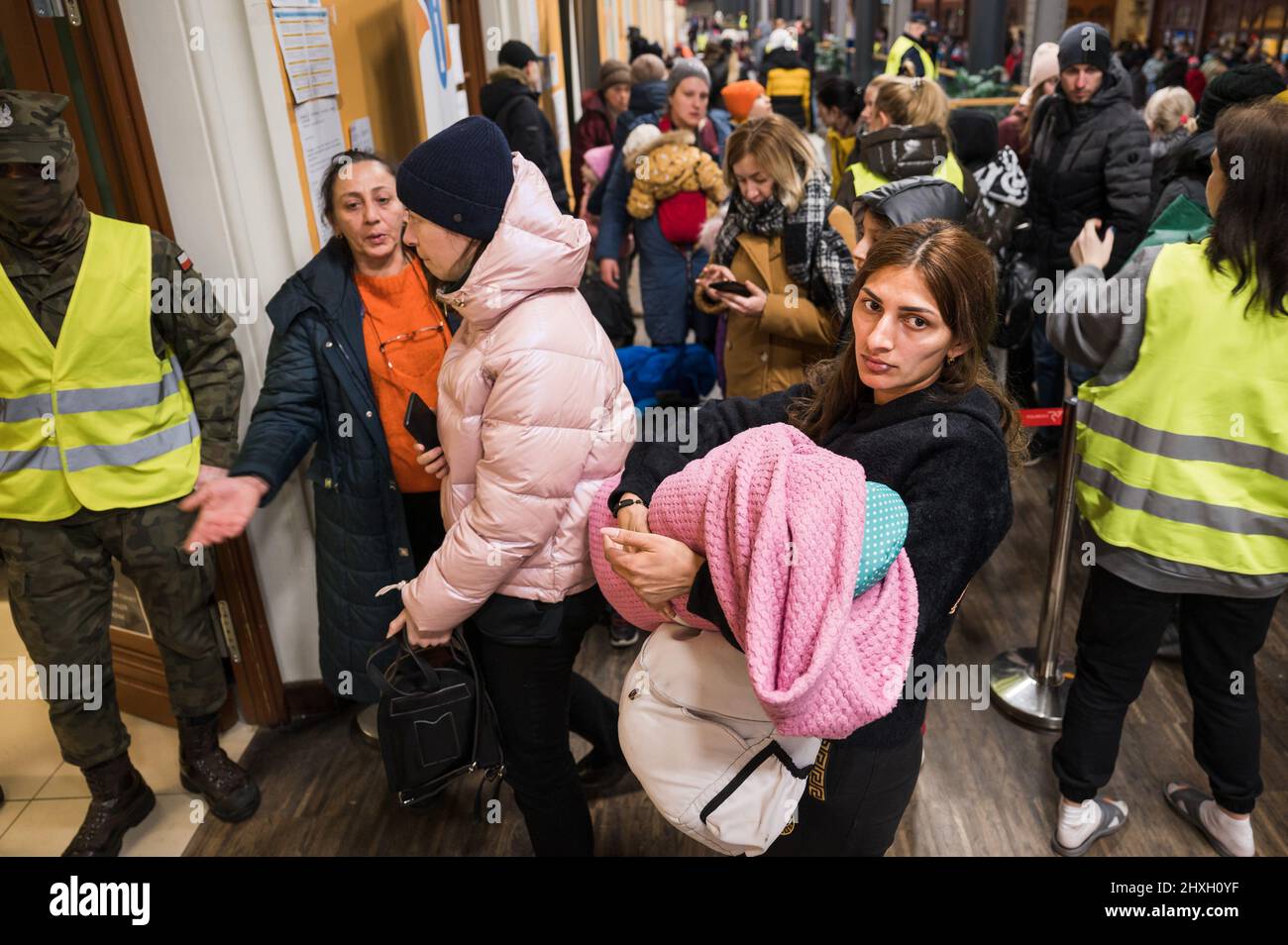 BRESLAU, POLEN - 11. MÄRZ 2022: Hilfe für Kriegsflüchtlinge aus der Ukraine am Bahnhof in Wrocław organisiert. Im Bild polnische Freiwillige helfen Refu Stockfoto