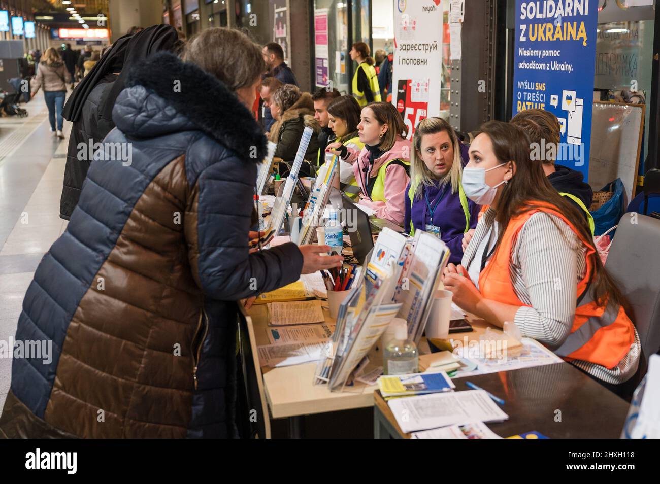 BRESLAU, POLEN - 11. MÄRZ 2022: Hilfe für Kriegsflüchtlinge aus der Ukraine am Bahnhof in Wrocław organisiert. Im Bild polnische Freiwillige helfen Refu Stockfoto