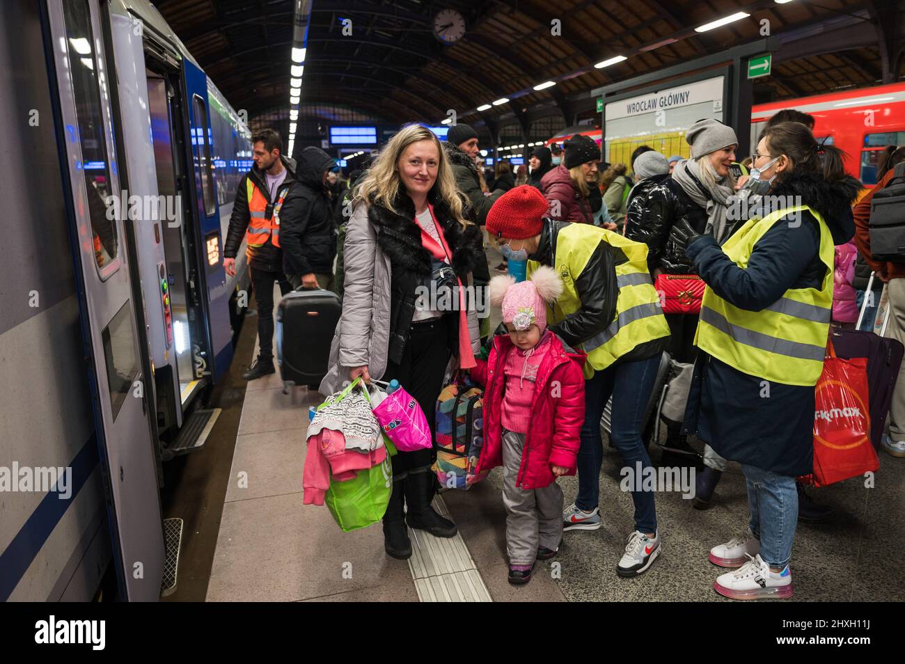 BRESLAU, POLEN - 11. MÄRZ 2022: Hilfe für Kriegsflüchtlinge aus der Ukraine am Bahnhof in Wrocław organisiert. Im Bild polnische Freiwillige helfen Refu Stockfoto