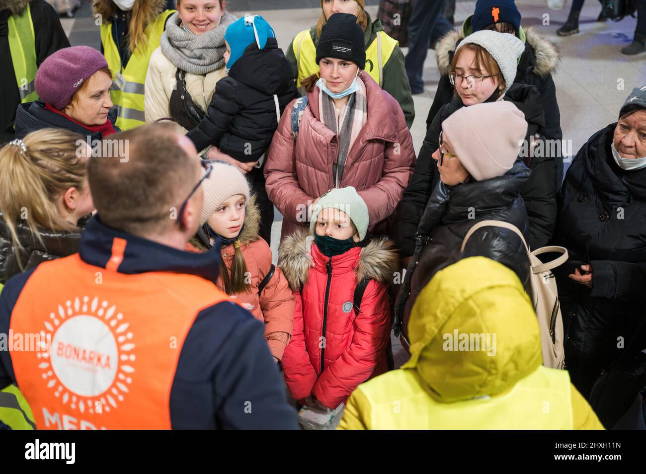 BRESLAU, POLEN - 11. MÄRZ 2022: Hilfe für Kriegsflüchtlinge aus der Ukraine am Bahnhof in Wrocław organisiert. Im Bild polnische Freiwillige helfen Refu Stockfoto
