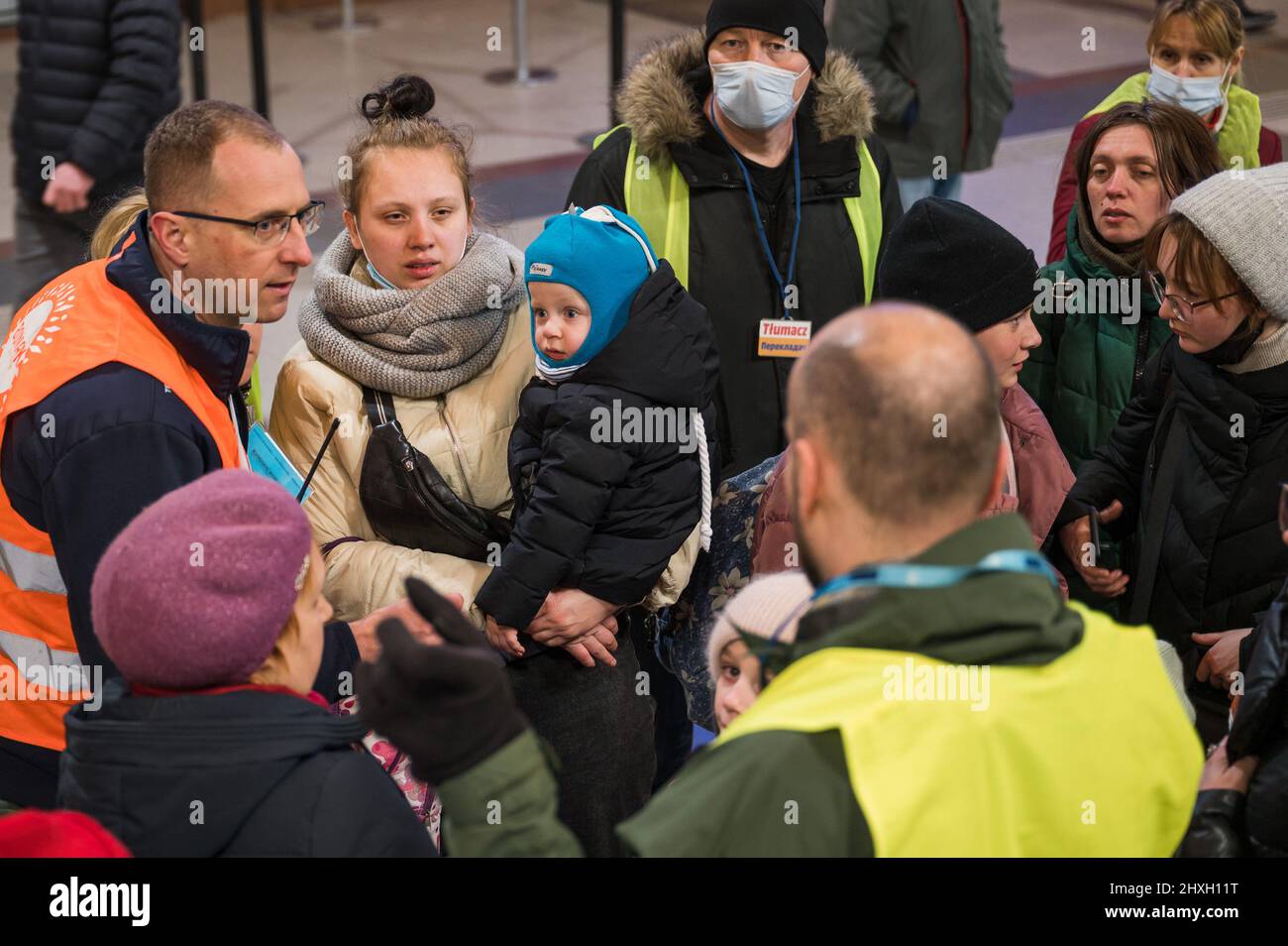 BRESLAU, POLEN - 11. MÄRZ 2022: Hilfe für Kriegsflüchtlinge aus der Ukraine am Bahnhof in Wrocław organisiert. Im Bild polnische Freiwillige helfen Refu Stockfoto