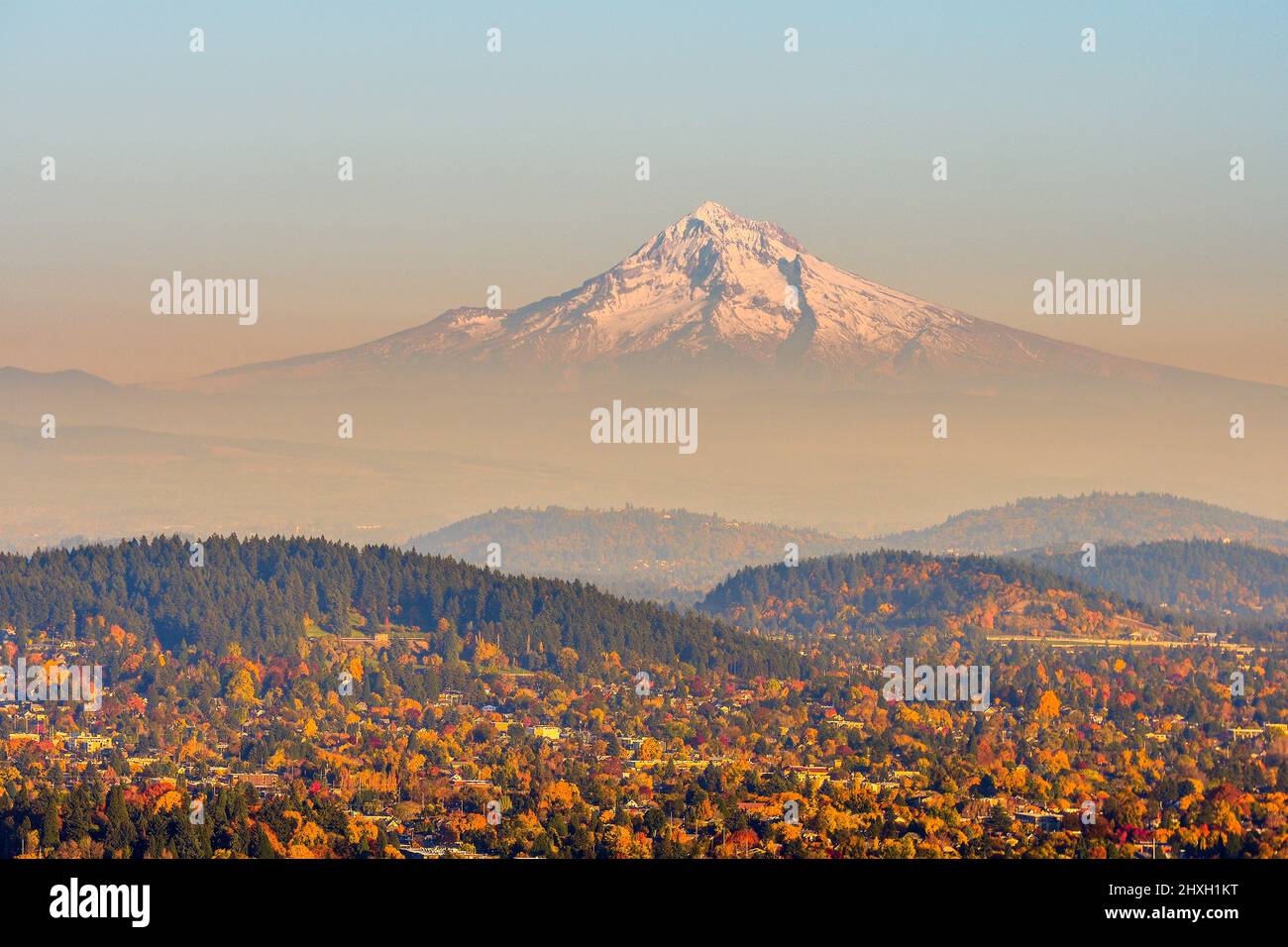 Stadt Portland und Mount Hood im Herbst, Oregon-USA Stockfoto