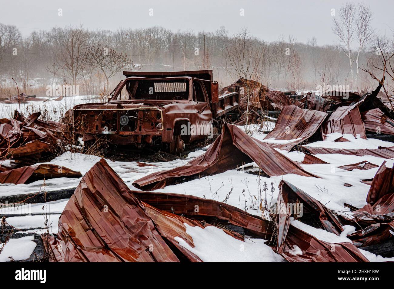 Verlassene LKW im Freien mit Metallschrott Stockfoto