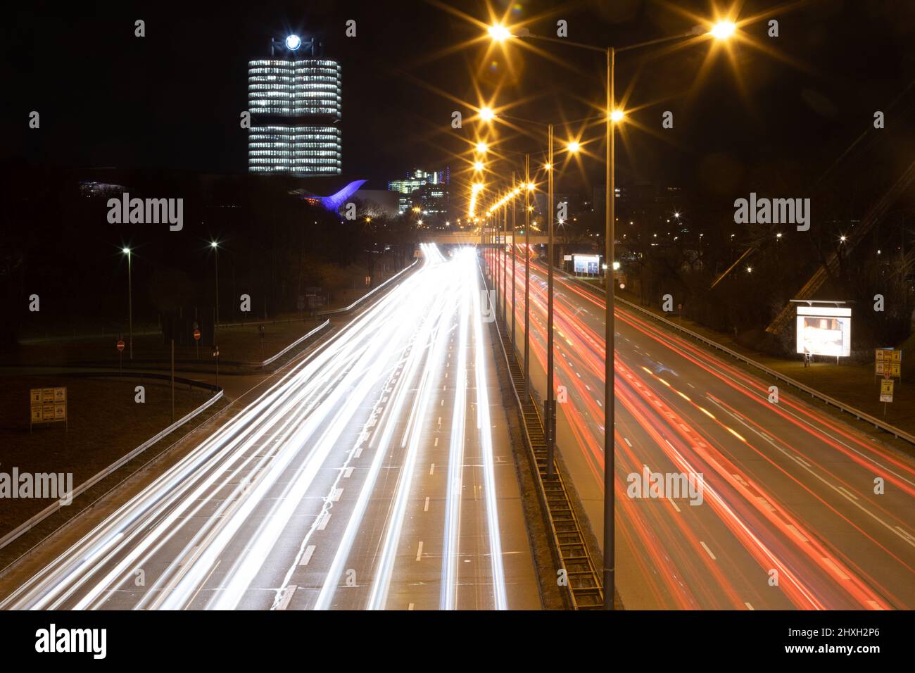 Autos auf dem Mittleren Ring bei Nacht am 12. März 2022. Aufgrund des anhaltenden Ukraine-Konflikts wird Öl aus Russland boykottiert, was zu steigenden Kraftstoffpreisen führt und die Grenze von zwei Euro pro Liter weitgehend überschreitet. Das Autofahren wird teurer, was besonders Menschen trifft, die auf Autos als Transportmittel angewiesen sind. Auch Logistikunternehmen und ganze Produktionsketten erwarten aufgrund des höheren Kraftstoffpreises Preiserhöhungen. (Foto: Alexander Pohl/Sipa USA) Quelle: SIPA USA/Alamy Live News Stockfoto