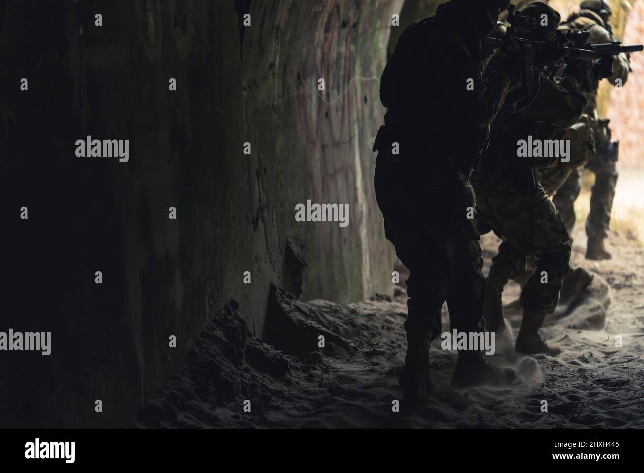 Spiralförmige Soldaten aus der Höhlenfinsternis, um nach Rebellen zu suchen. Hochwertige Fotos Stockfoto