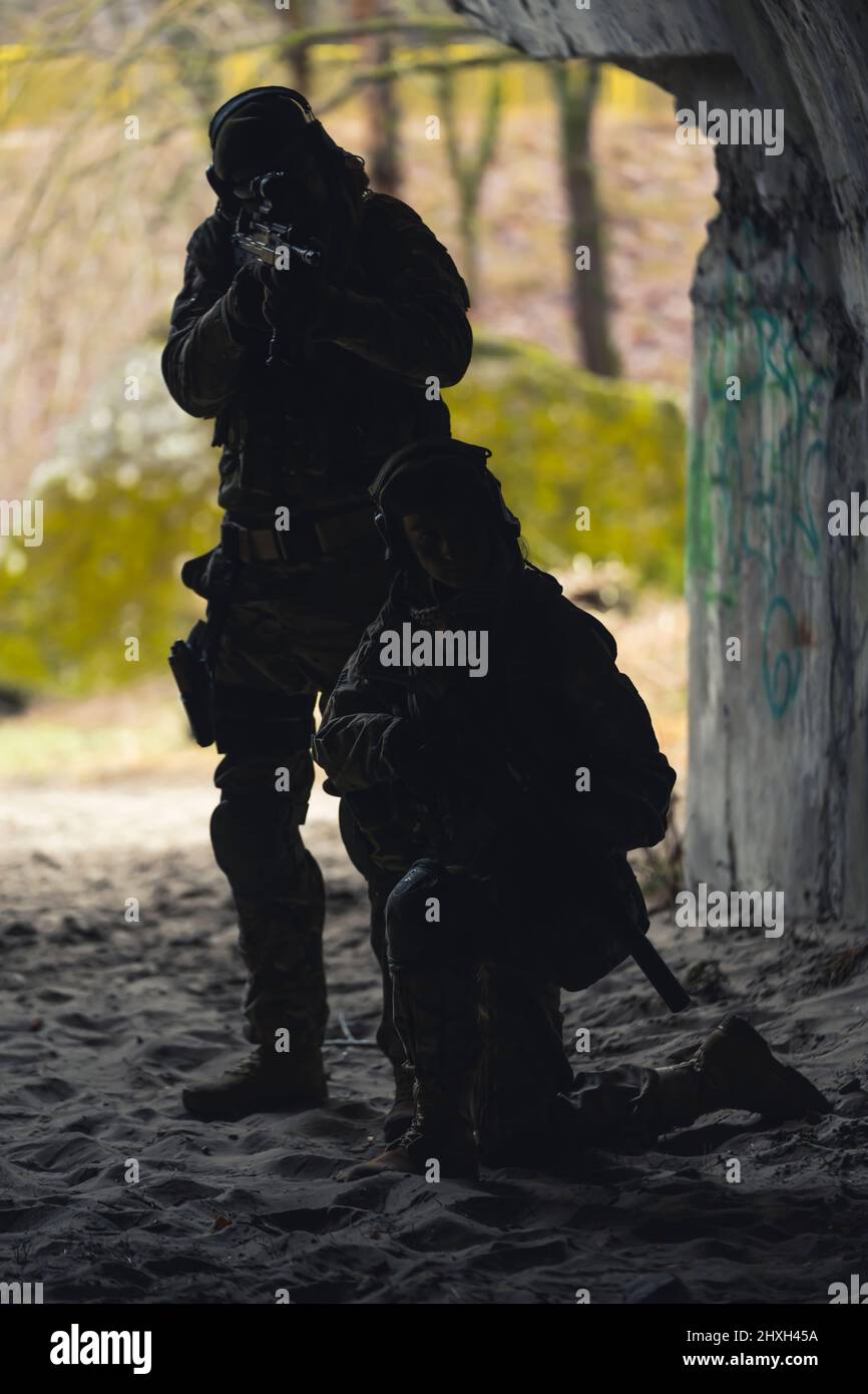 Unter den Schatten Silhouette versteckt Soldaten warten auf Verdächtigen . Hochwertige Fotos Stockfoto