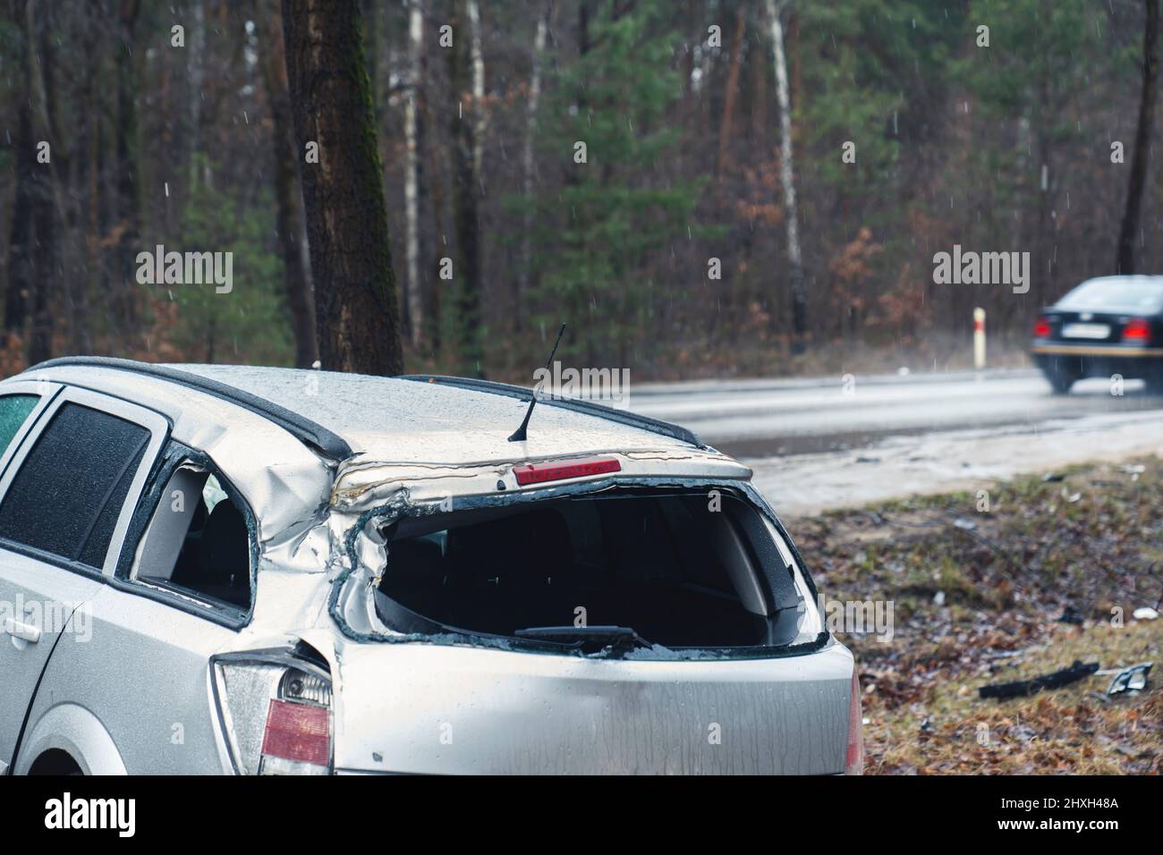 Passagier, der den Autobahnverkehr durch einen Unfall passiert, ein familien-suv. Hochwertige Fotos Stockfoto