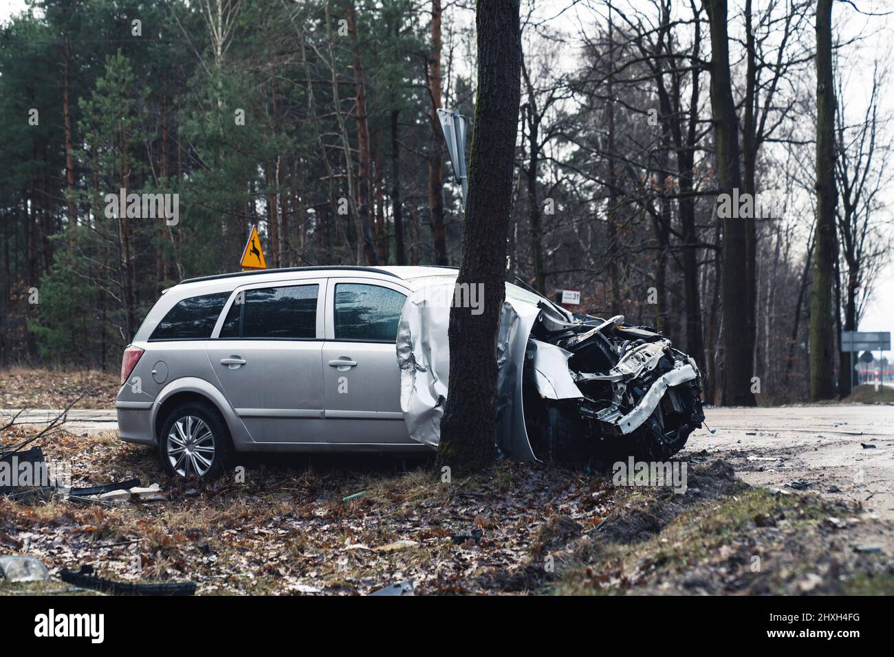 Ein großer Familien-suv stürzte während einer Autoreise am Stadtrand von Warschau ab. Hochwertige Fotos Stockfoto