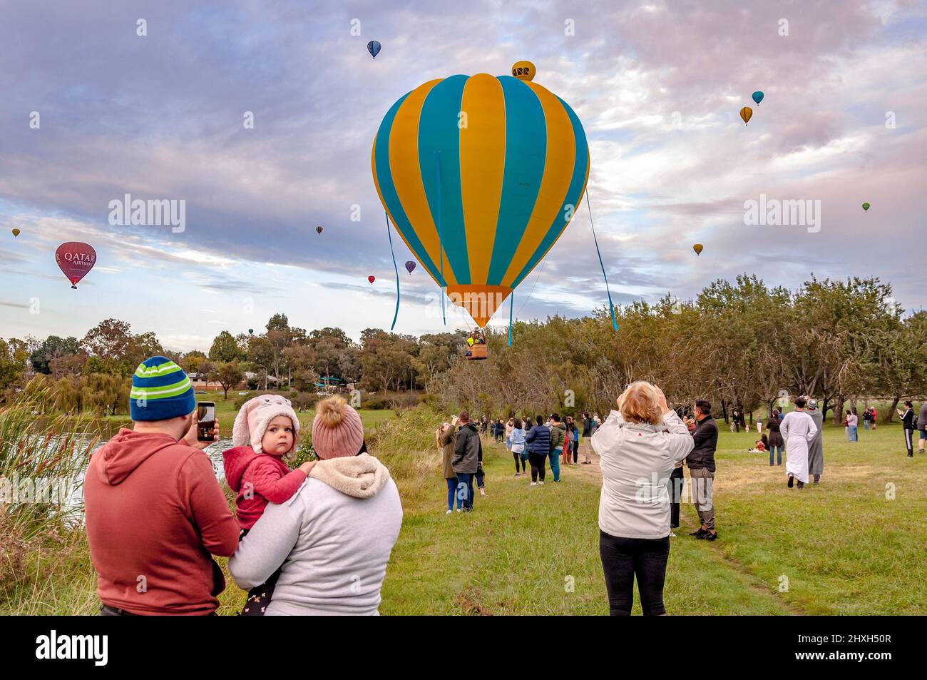 Die Canberra Balloon Spectacular. Canberra, Australien. 13. März 2022. Über 25 Ballons aus Australien und Übersee werden an 9 Tagen veranstaltet und vereinen sich, um die Skyline von Canberra zu einem bunten Spektakel aus Farbe, Klang und Bewegung zu machen. Kredit: FoxTree gfx/Alamy Live Nachrichten Stockfoto