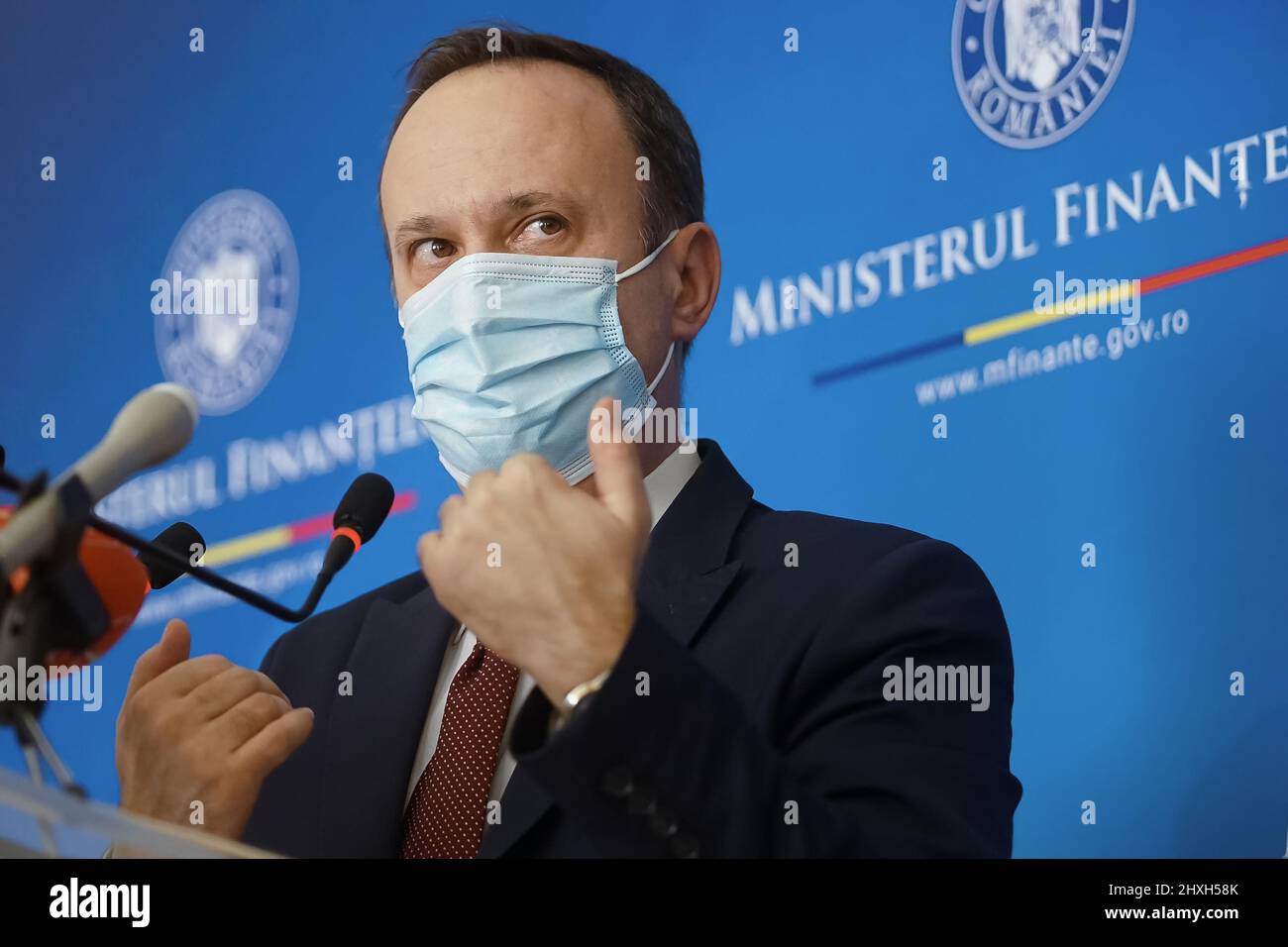 Bukarest, Rumänien - 11. Februar 2022: Adrian Caciu, rumänischer Minister für öffentliche Finanzen, hält eine Pressekonferenz am Sitz des Ministerbüros ab. Stockfoto