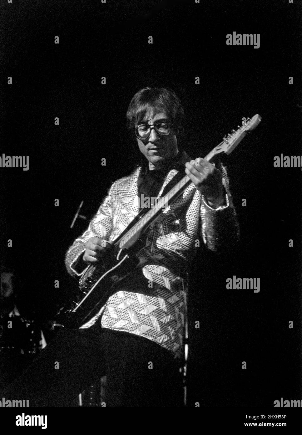 Der englische Musiker Hank Marvin tritt 1977 mit The Shadows in der Royal Albert Hall, London, England auf. Stockfoto