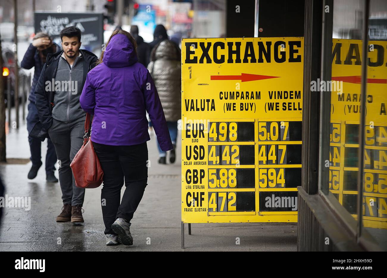 Bukarest, Rumänien - 01. März 2022: Der Wechselkurs des Leu-Euro, der die psychologische Schwelle von 5 lei überschreitet, wird auf einem gelben b angezeigt Stockfoto