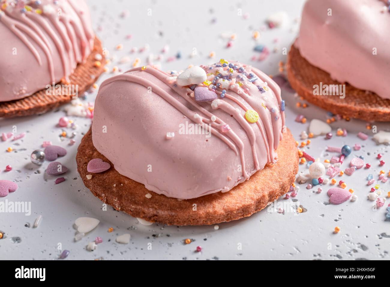Süßes und rotes valentinsdessert mit Herzform. Dessert in Herzform zum valentinstag. Stockfoto
