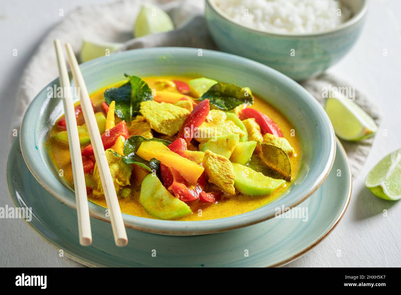 Köstliches und frisches gelbes, gelbes, mit Huhn, Gemüse und Reis Gelbes, mit Huhn und Reis. Stockfoto