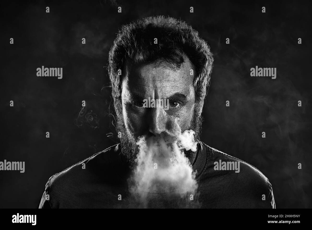 Porträt eines wütenden erwachsenen Mannes, der Dampf aus seiner Nase bläst. Führungskonzept, Stromkosten, Öl, soziale Probleme, Geschäft. Stockfoto