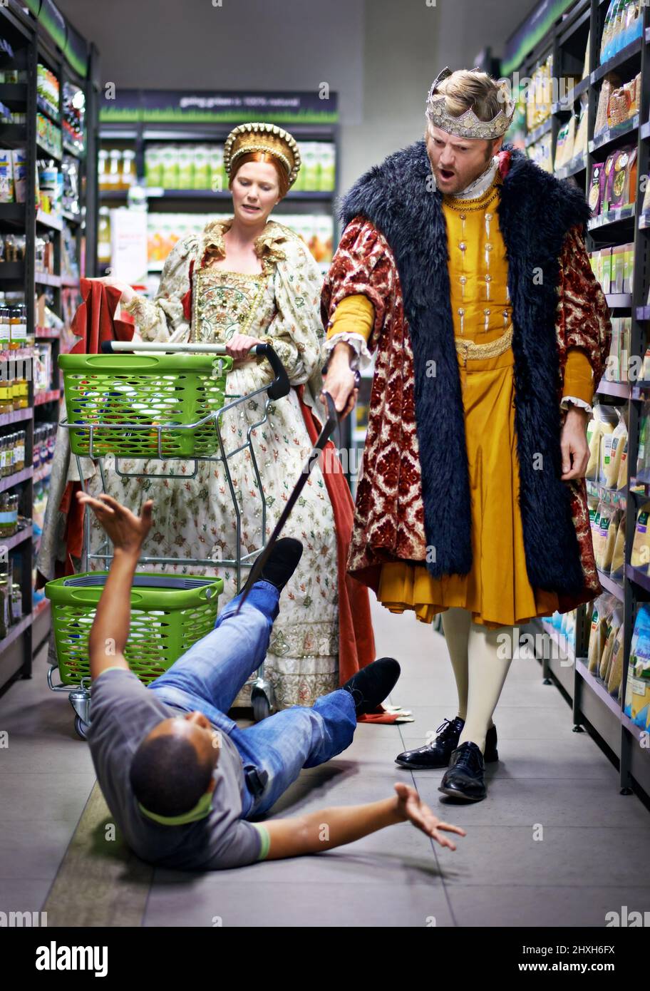 Was, es ist nicht auf Lager. Ein König bedrohte einen Mitarbeiter in einem Supermarkt mit seinem Schwert. Stockfoto