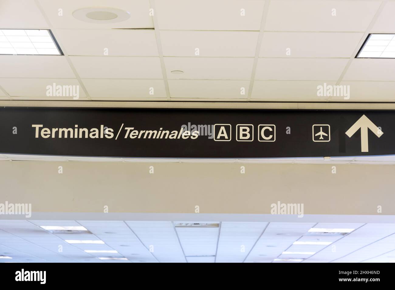 Schild für den internationalen Flughafen, Terminals A C D im Innenflugplatz Stockfoto