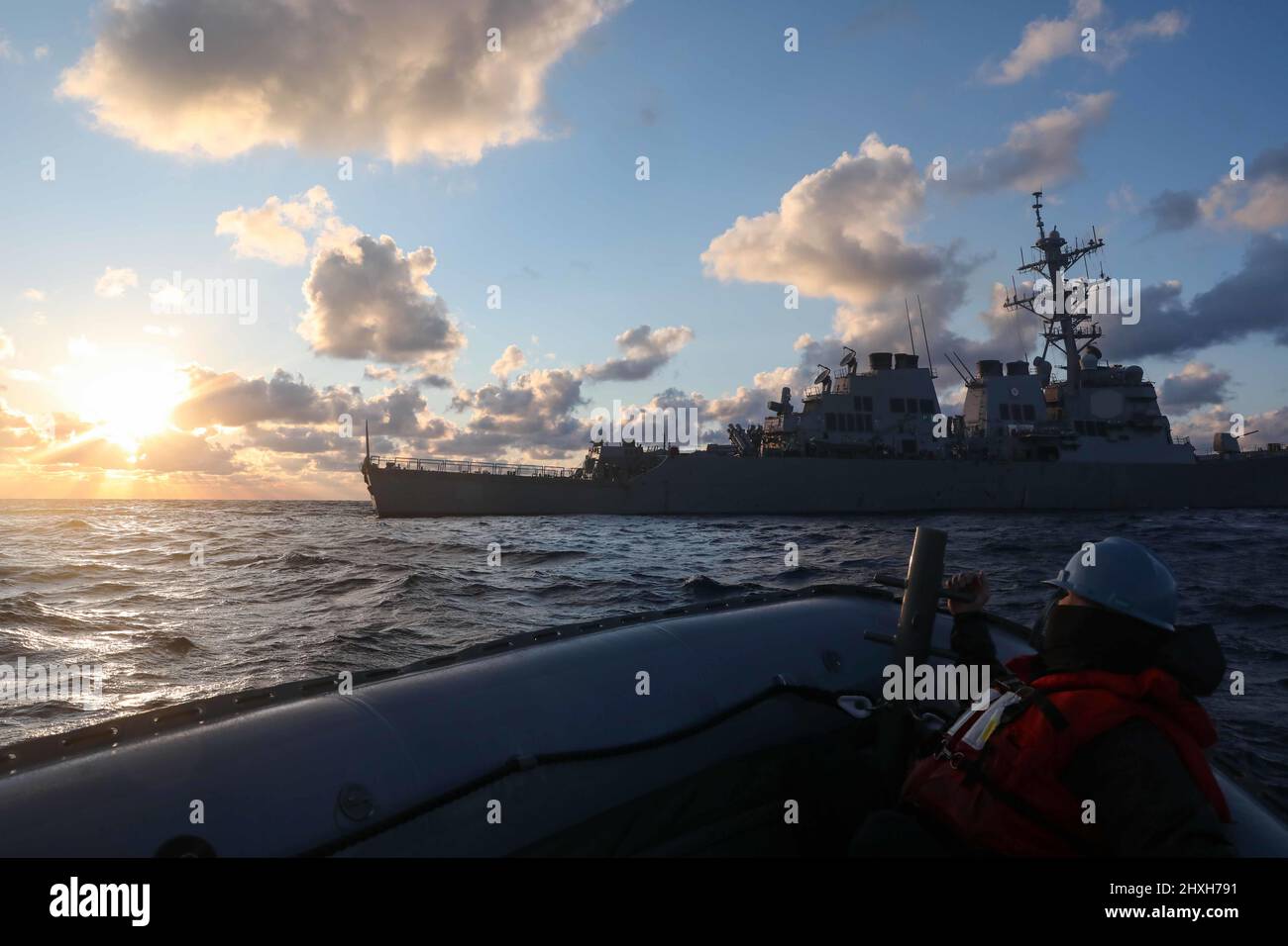 220307-N-UN585-2263 MITTELMEER (7. März 2022) Seaman Bryce Clarkson, der dem Lenkflugkörper-Zerstörer USS Ross (DDG 71) der Arleigh Burke-Klasse zugewiesen wurde, sitzt im Bug eines aufblasbaren Starrrumpfbootes, als es sich Ross nähert, 7. März 2022. Ross, der im spanischen Rota stationiert ist, ist auf seiner Patrouille 12. im Einsatzgebiet der Sechsten Flotte der USA, um regionale Verbündete und Partner sowie nationale Sicherheitsinteressen der USA in Europa und Afrika zu unterstützen. (USA Navy Foto von Mass Communication Specialist 2. Class Claire DuBois/veröffentlicht) Stockfoto