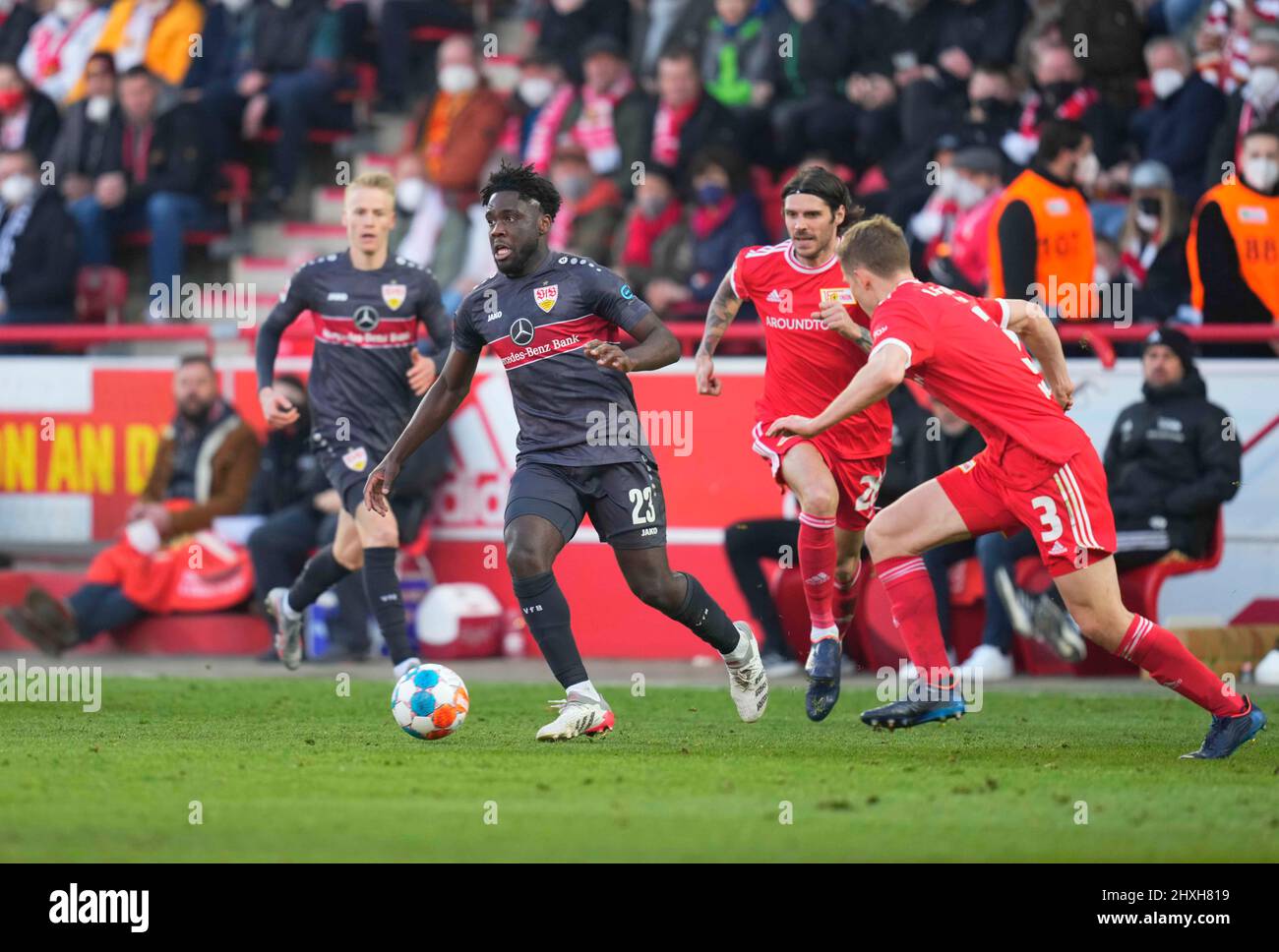12. MÃ¤rz 2022: Orel Mangala vom VfB Stuttgart kontrolliert