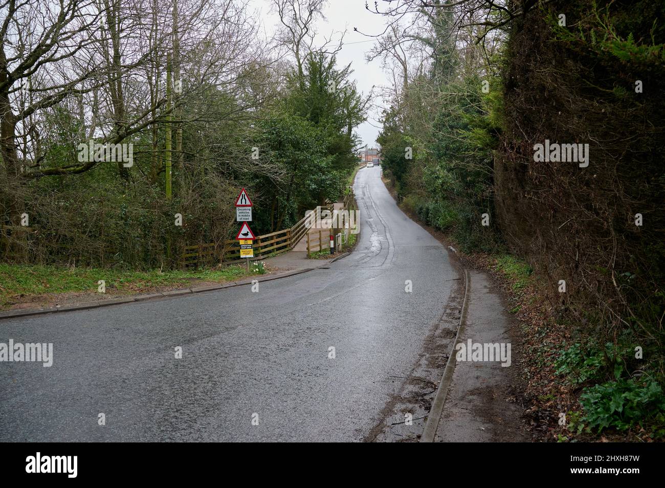 england, uk - 11 mar 2022 : Straße auf dem Land an nassen bewölkten Tag Stockfoto