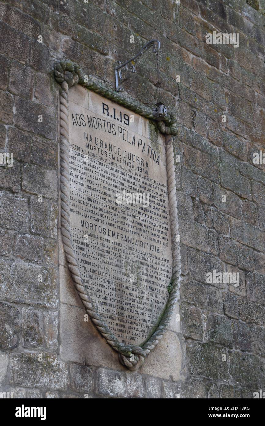 Memorial Esculpido no Castelo de Chaves. AOS mortos pela pátria na grande guerra em África 1914 e aos mortos em França 1917 a 1918 Stockfoto