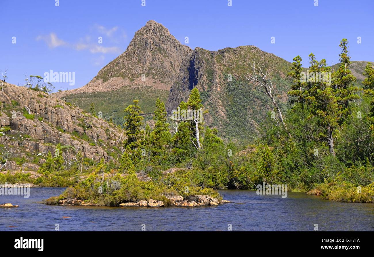 Berge hinter einem See, Mount Gould und der Minotaur über dem Lake Cyane im Labyrinth, Du Cane Range, Tasmanien, Australien Stockfoto