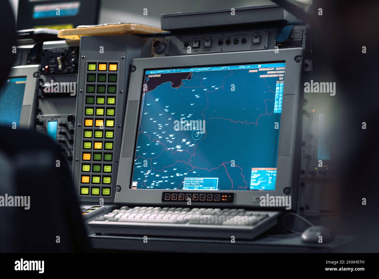 Eine Computerkonsole an Bord einer NATO Boeing 707 E-3A AWACS. Diese Flugzeuge patrouillieren den alliierten Luftraum in Osteuropa nach dem russischen Angriff auf die Ukraine. Das Flugzeug des NATO-Airborne Warning & Control System Boeing E-3A verfügt über eine markante Radarkuppel, die auf dem Rumpf montiert ist und es der Besatzung ermöglicht, eine Fläche von mehr als 310.798 Quadratkilometern oder etwa der Größe Polens zu begutachten. (NATO-Foto) Stockfoto
