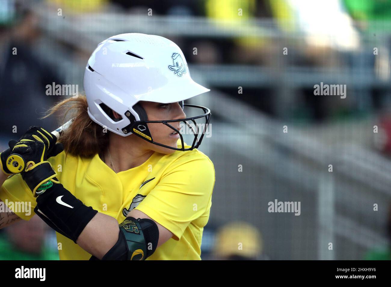 März 11 2022: Oregon erster Baseman KK Humphreys starrt während des NCAA Softballspiels zwischen den Portland State Vikings und den Oregon Ducks im Jane Sanders Stadium, Eugene, OR, den Pitcher hinunter. Larry C. Lawson/CSM (Cal Sport Media über AP Images) Stockfoto