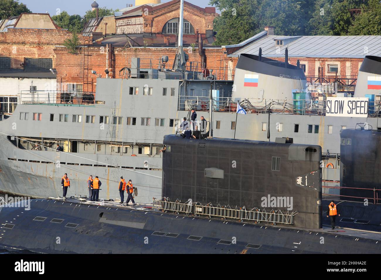 Russische Marine-Angriffs-U-Boote verbesserte Kilo-Klasse Projekt 636,3 (Diesel-Elektroantrieb), Matrosen und Besatzungsmanöver, Moore zu einem zweiten U-Boot Stockfoto