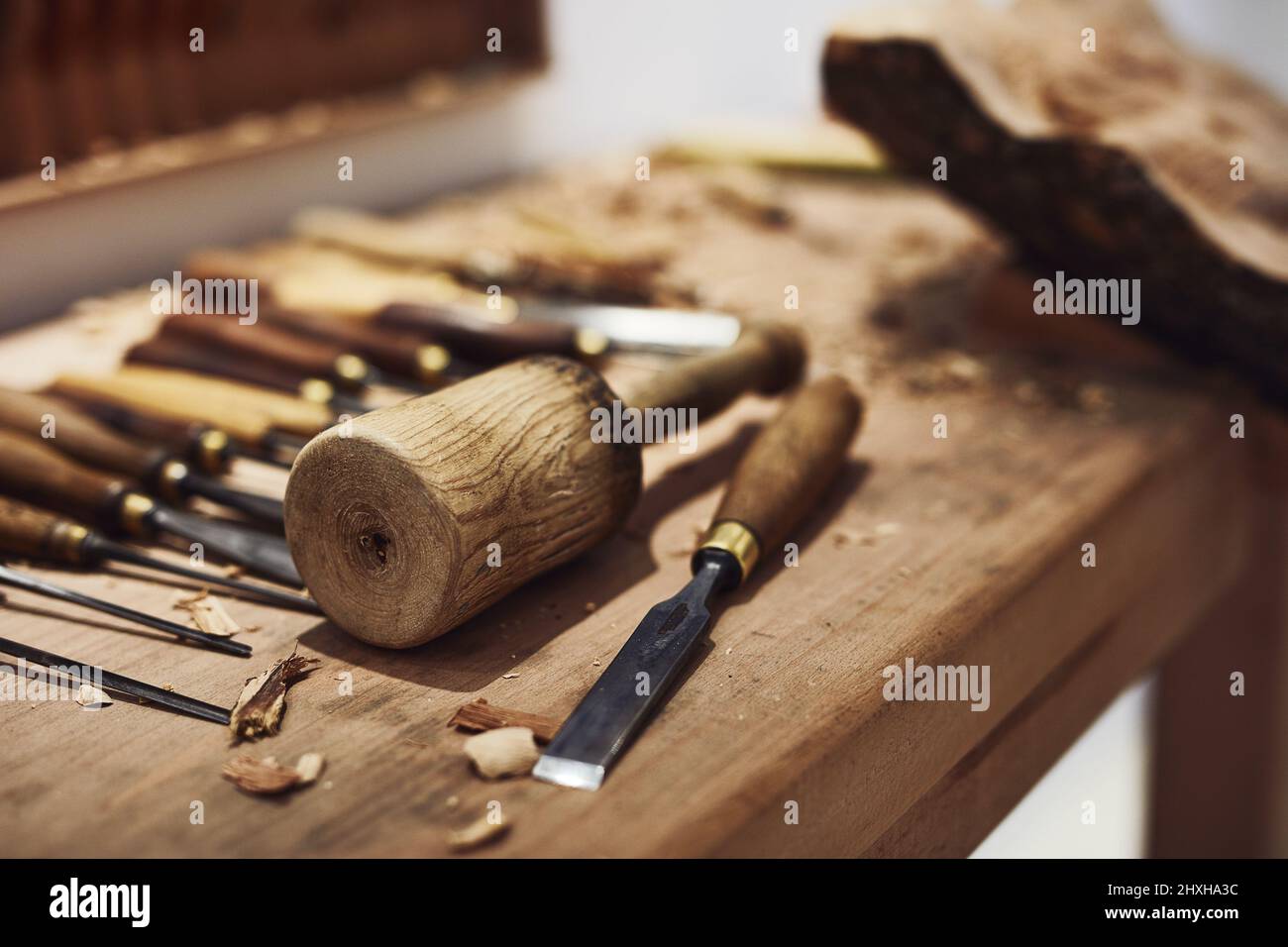 Die einfachsten Tools können Menschen befähigen, großartige Dinge zu tun. Ausgeschnittene Aufnahme des Innenausschnittes einer Werkstatt von Kunsthandwerkerinnen. Stockfoto