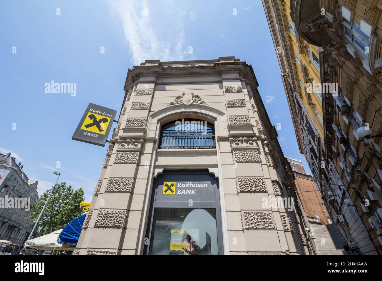 Bild der wichtigsten Raiffeisen Bank Agentur in der Innenstadt von Rijeka mit einem Schild mit seinem ikonischen Logo. Die Raiffeisenbank ist eine österreichische Bank und eine der mas Stockfoto