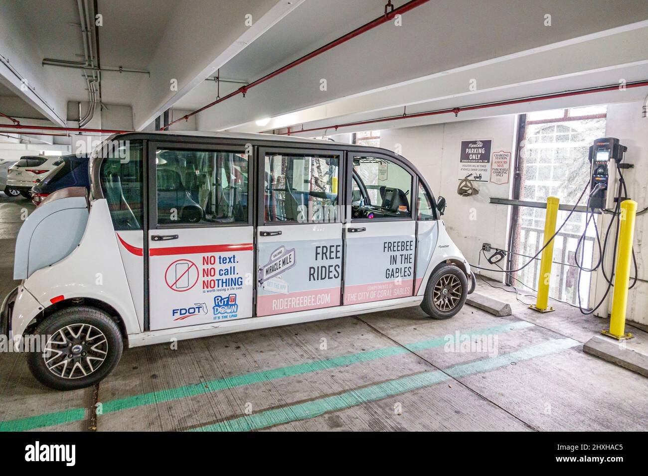 Coral Gables Miami Florida öffentliches Parkhaus Elektrofahrzeug EV Ladestation kostenlos mit dem Taxi Stockfoto