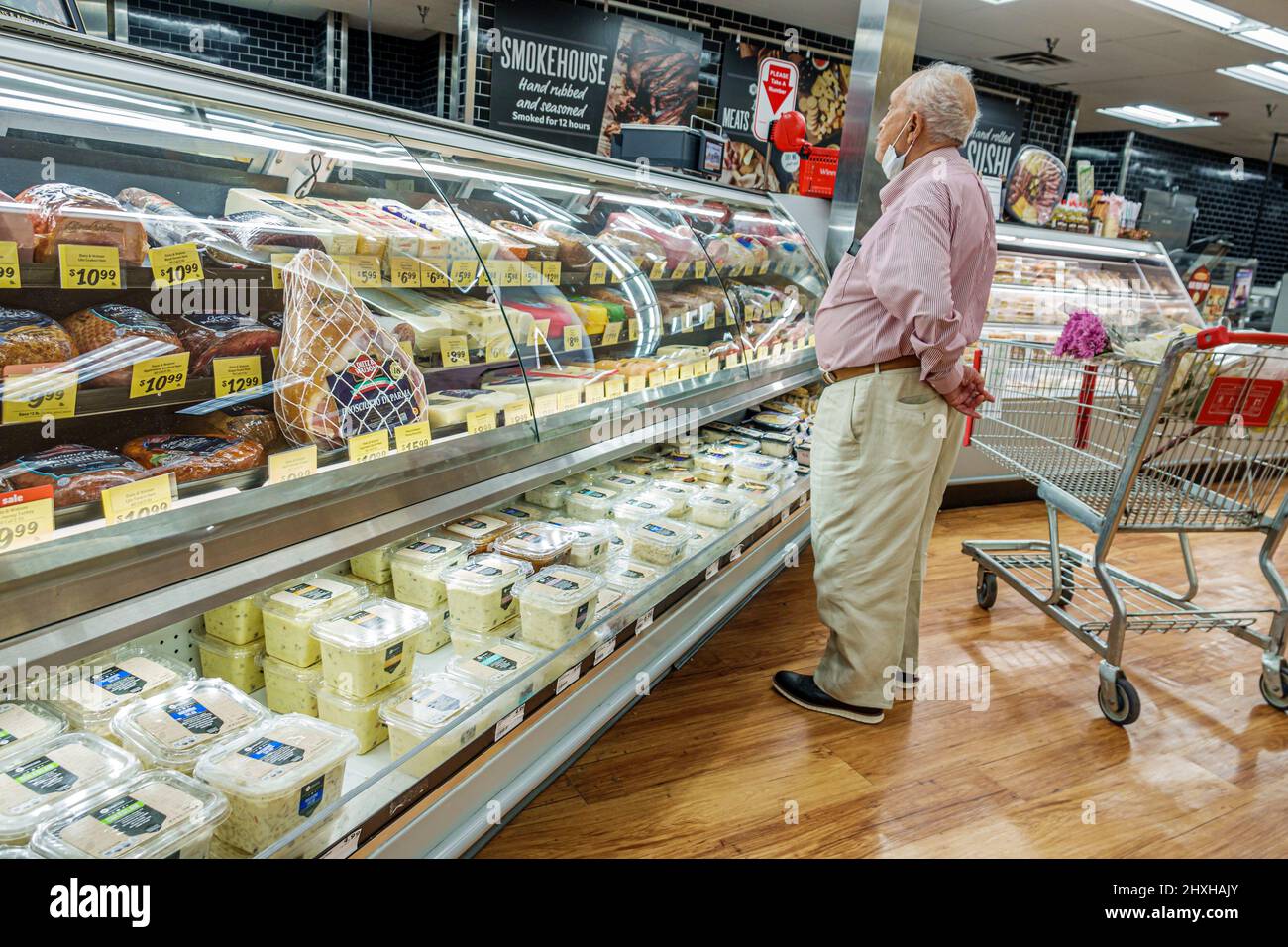 Miami Florida Winn-Dixie Lebensmittelgeschäft Supermarkt im Inneren Senior Rentner Mann Deli Zähler Shopper Einkaufen Stockfoto