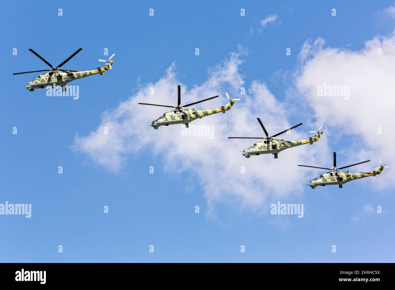 russische Kampfhubschrauber fliegen in den Himmel Stockfoto
