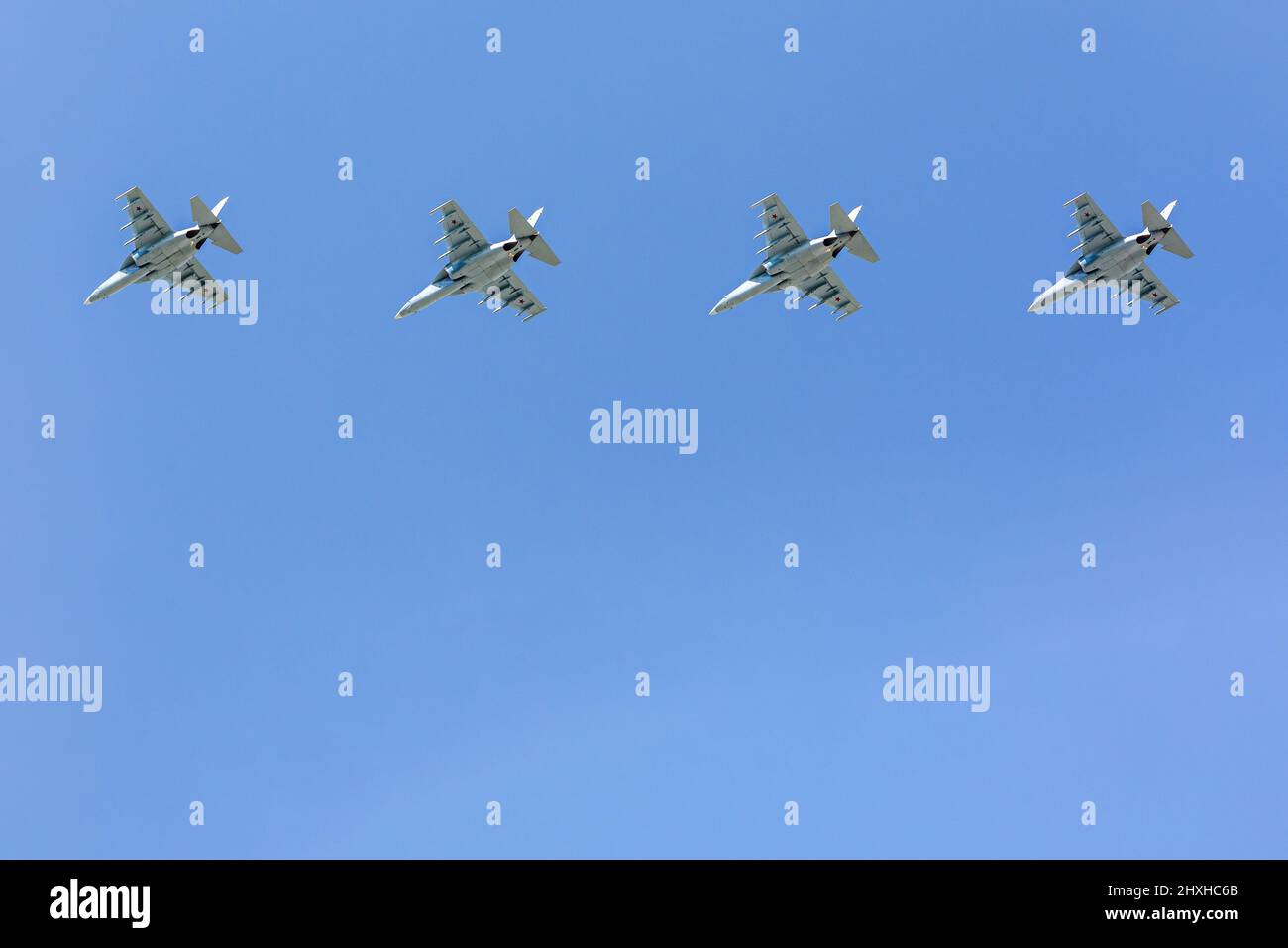 Militärjetfighters im Himmel. Fluggruppe der russischen Luftwaffe. Stockfoto