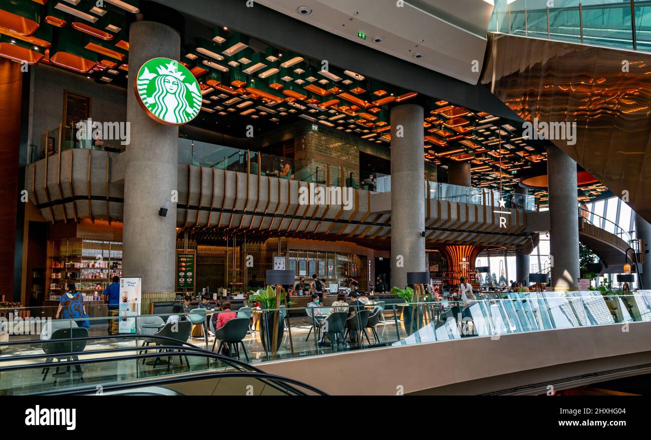 Bangkok, Thailand - 10. März 2022: Wunderschöne Atmosphäre bei Starbucks-Kaffee im Icon Siam, dem Luxus-Kaufhaus am Chao Phraya River Stockfoto