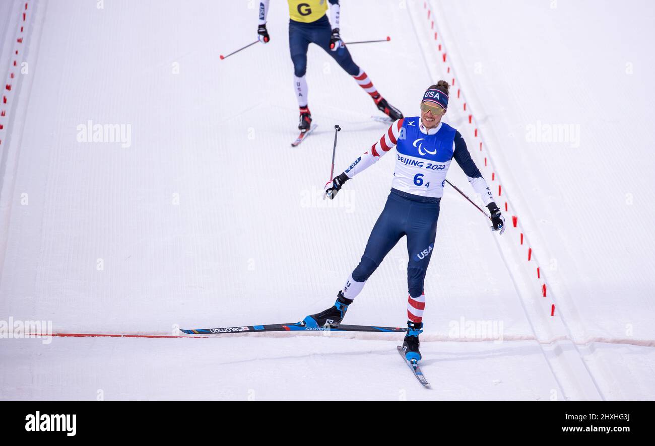 Zhangjiakou, China. 13. März 2022. Paralympics, Para Ski Nordic, Cross Country, Freestyle, Mixed Relay, Jake Adicoff (vorne) feiert die Goldmedaille nach dem Mixed-Relay-Rennen über 4 x 2,5 Kilometer. Quelle: Jens Büttner/dpa-Zentralbild/dpa/Alamy Live News Stockfoto