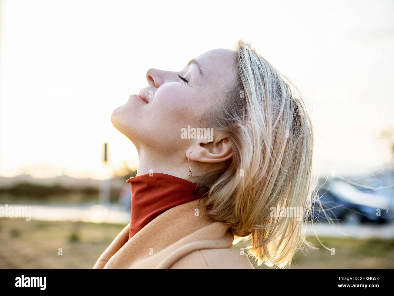 Blonde Frau mit mittlerem Erwachsenen atmet frische Luft auf dem Land Stockfoto