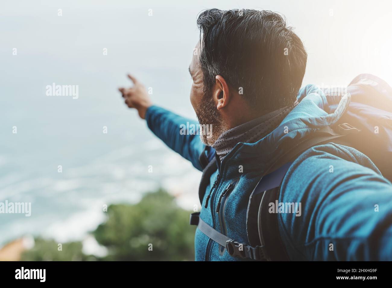 In der Natur gibt es immer noch viel mehr zu zeigen. Aufnahme eines Mannes mittleren Alters, der die Aussicht auf einen Berg betrat. Stockfoto