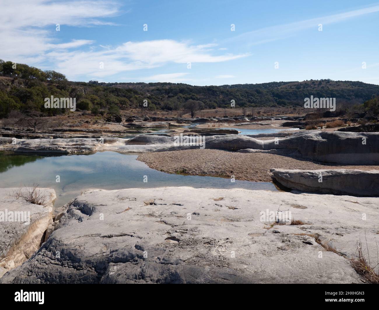 Kalkstein- und Sandbars am Pedernales River im Pedernales Falls State Park in Texas. Stockfoto