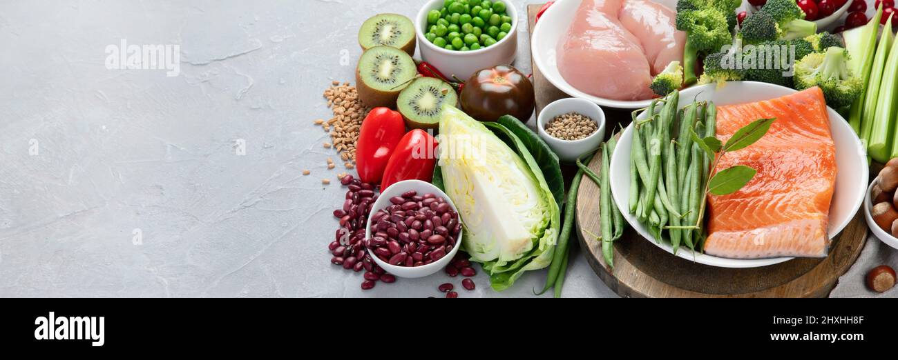 Lebensmittel mit niedrigem glykämischen Index auf grauem Hintergrund. Gesundes Lebensmittelkonzept. Platz kopieren, Panoramae Stockfoto